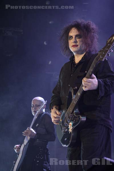 THE CURE - 2008-03-12 - PARIS - Bercy - Robert James Smith - Paul Stephen Thompson